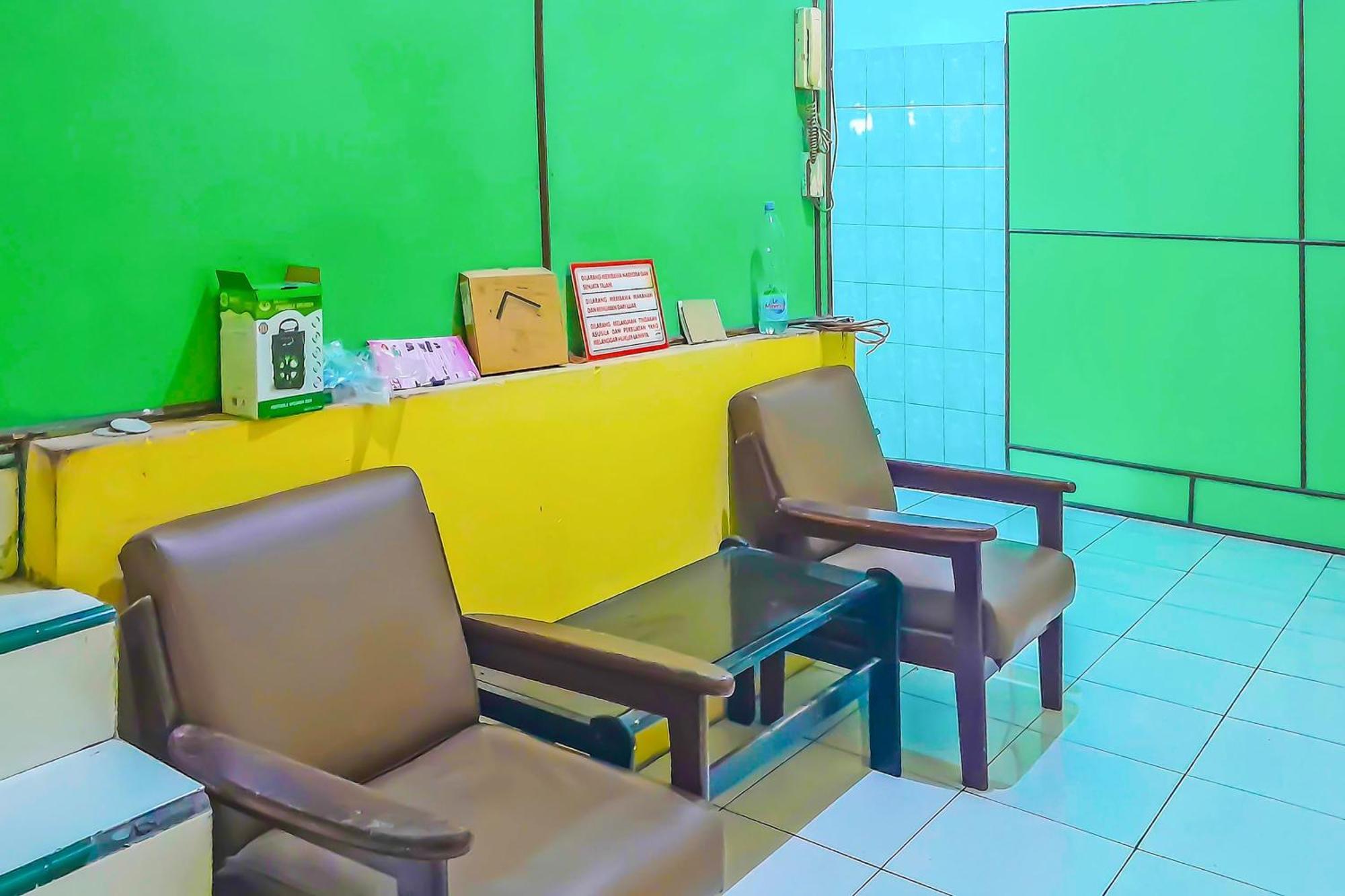 Spot On 92236 Kediri Family Homestay Medan Kültér fotó